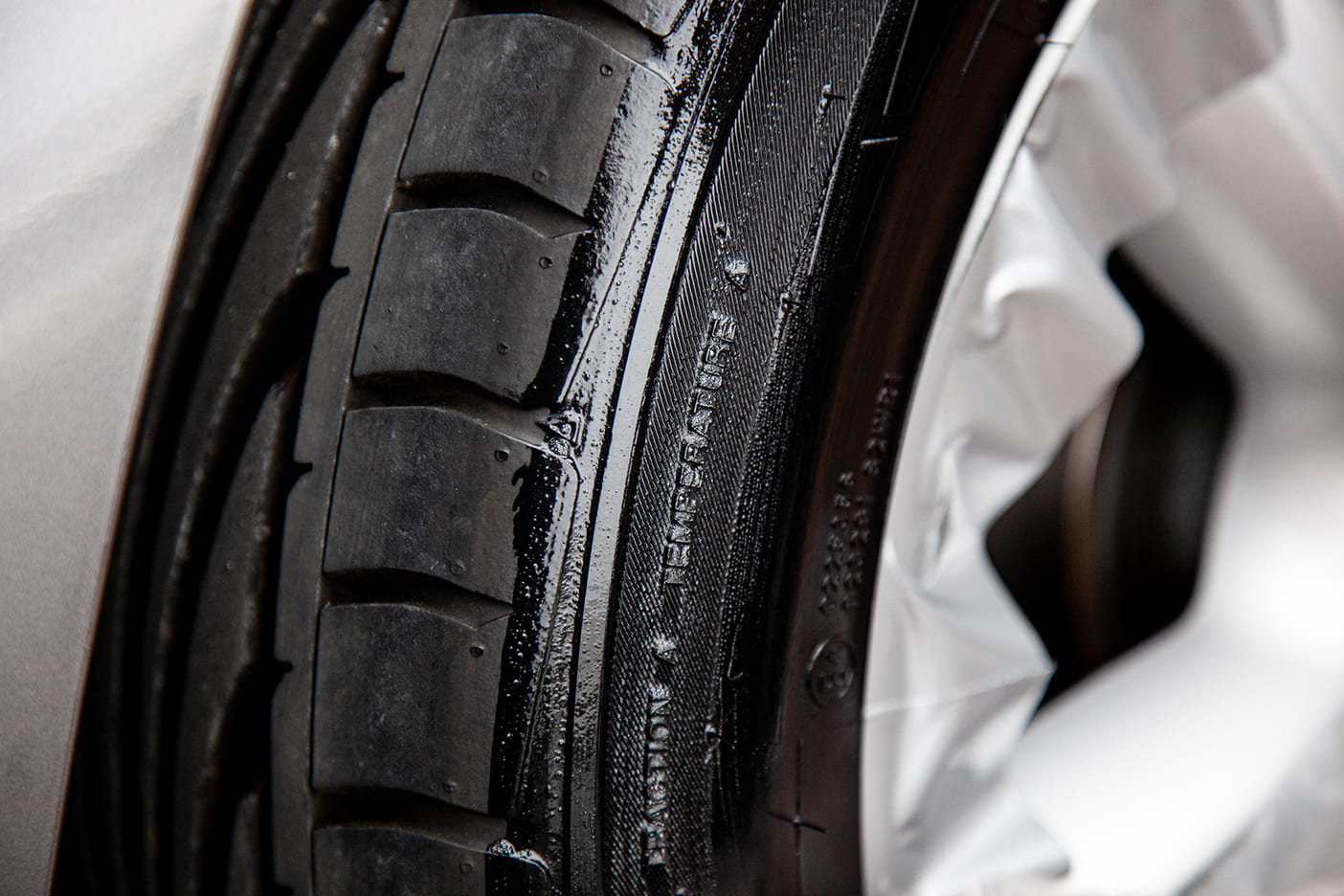 QUIXX Black Tyre Colour, Tire Restorer Deep Black 2-Step Kit, ref. 10192 - Image 15