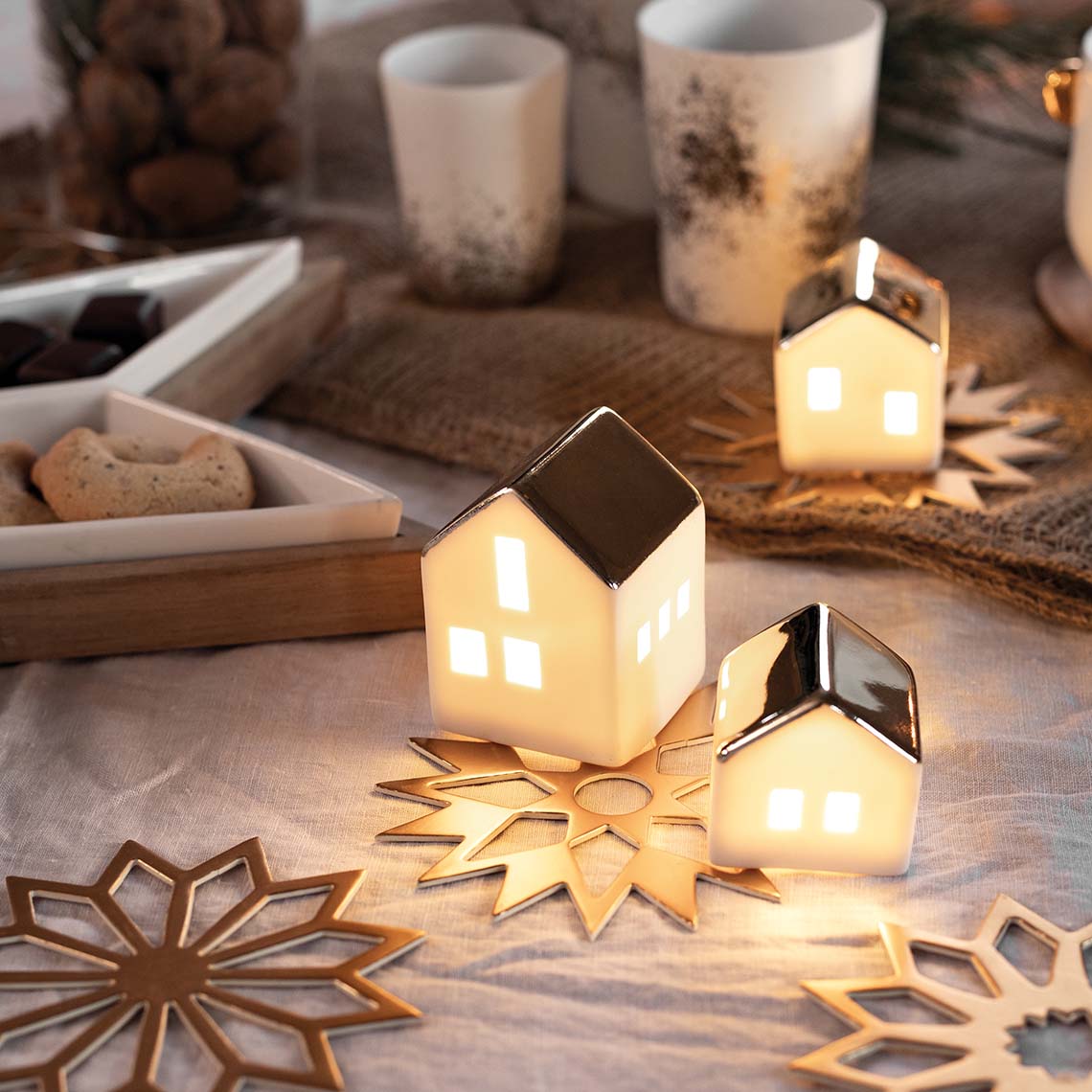 Räder Medium LED Light House in Porcelain with Batteries - Image 2